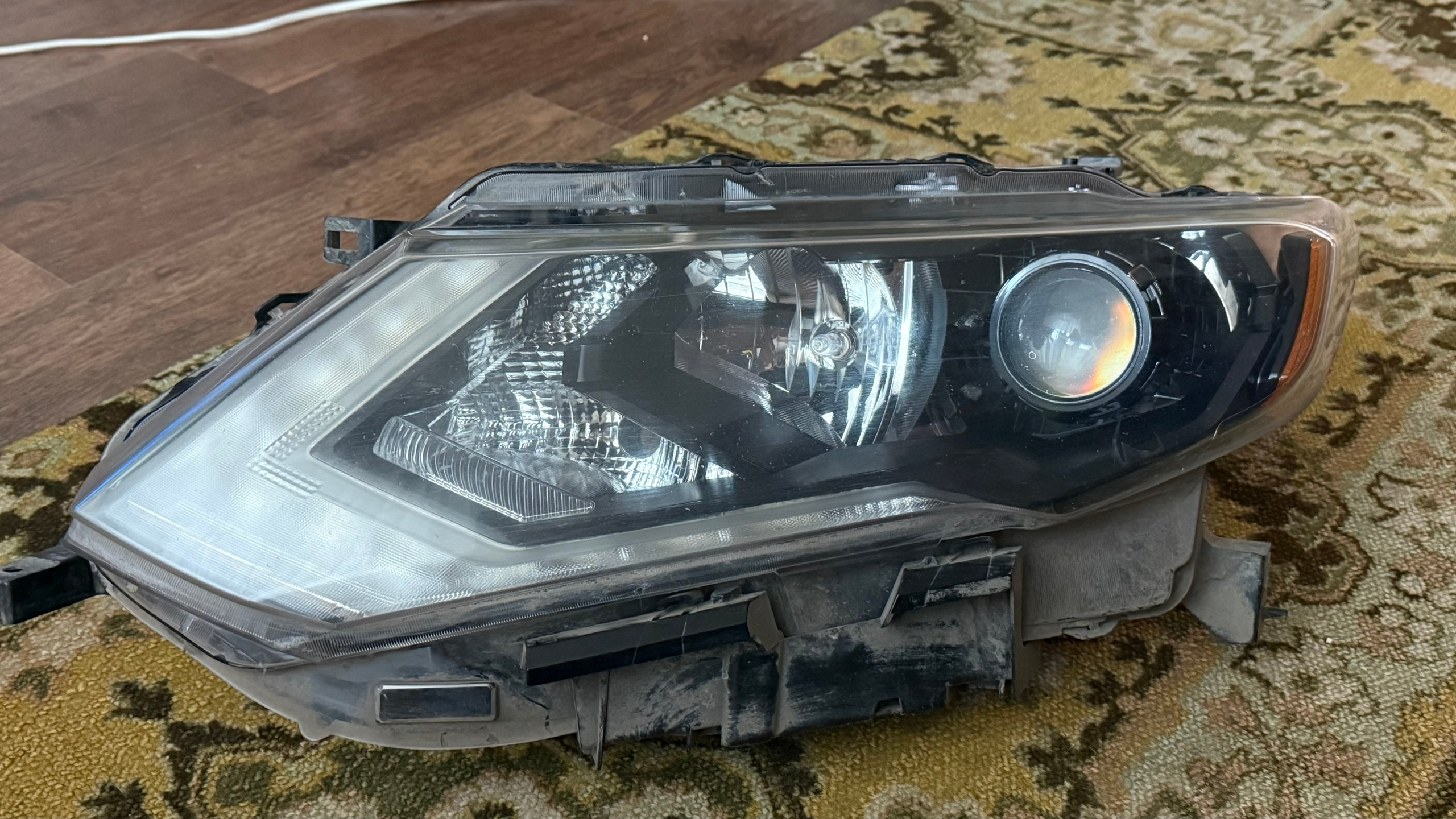 Продам фару левую на Nissan Rogue