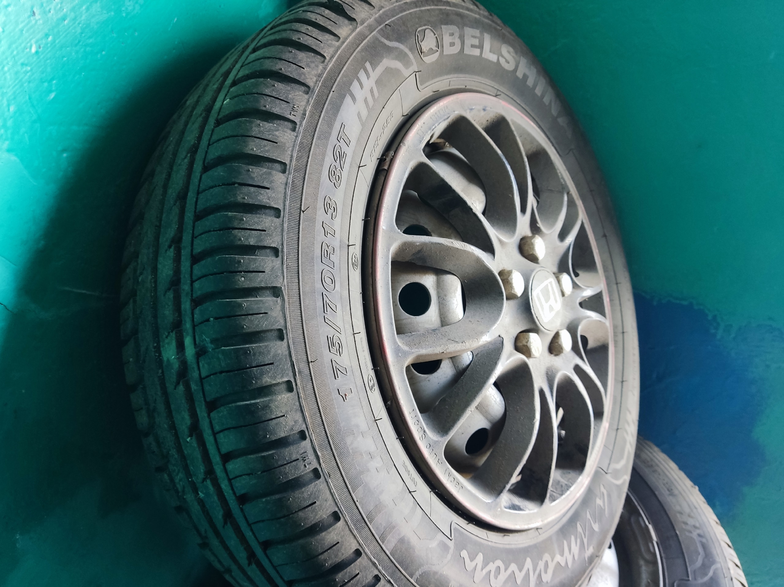 Продам комплект летней практически новой резины в сборе с дисками