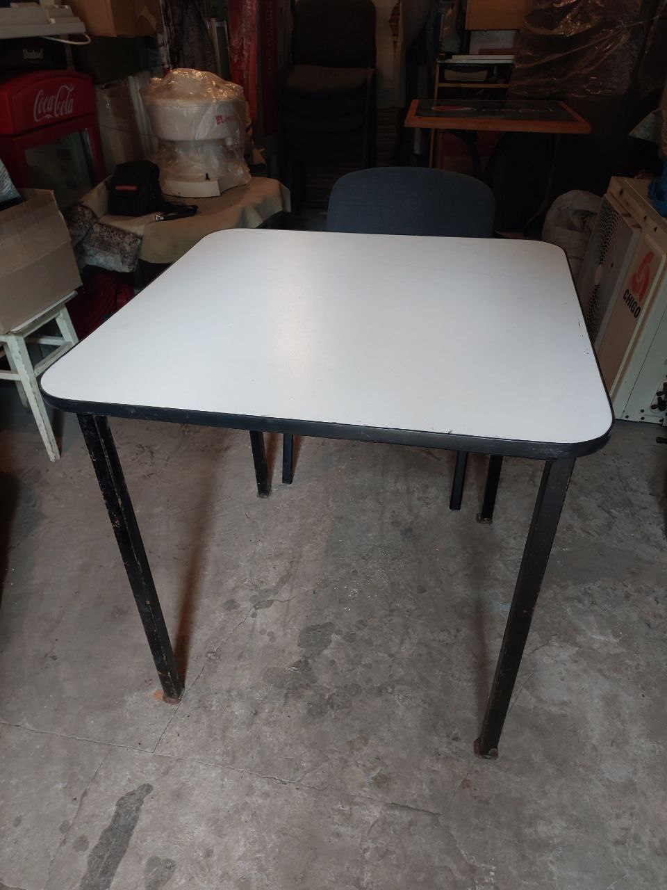 Продаю прочный металлический стол