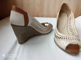 Продам женскую обувь на танкетке размер - 39