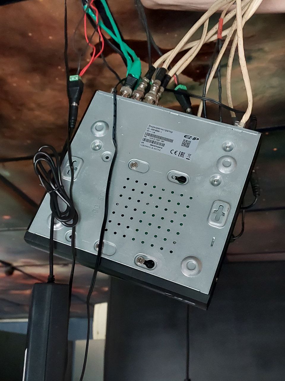 Продаю видеорегистратор EZ-XVR 1808H-1 в хор. состоянии 