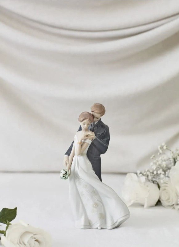 Продам раритетную фарфоровую фигурку Llаdrо “Вечная любовь”