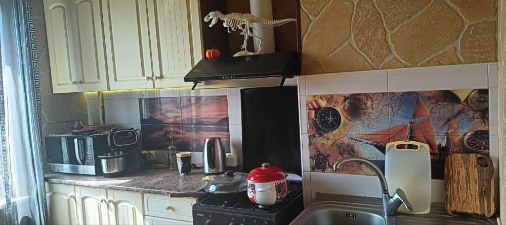 Уютная квартира с оригинальным дизайном, где каждый уголок создаëт объëм внутреннего пространства, оставляющего ощущение дополненности, завершённости.