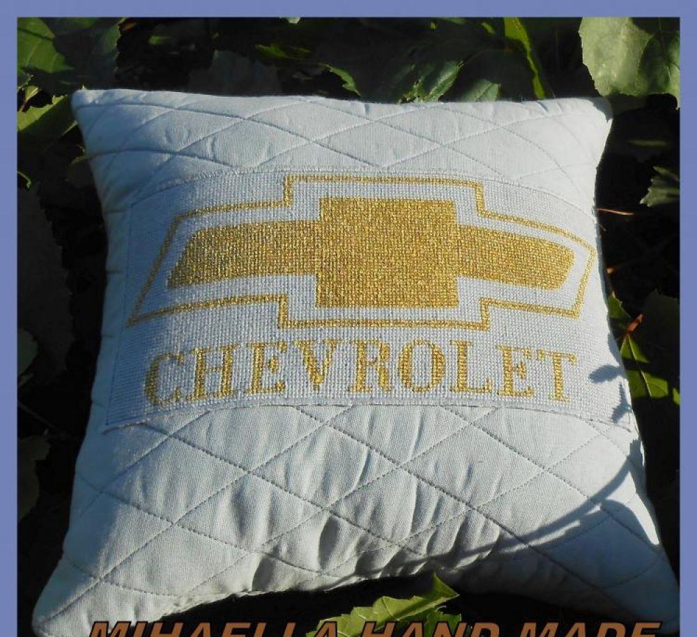 Декоративная подушка в машину ручной работы