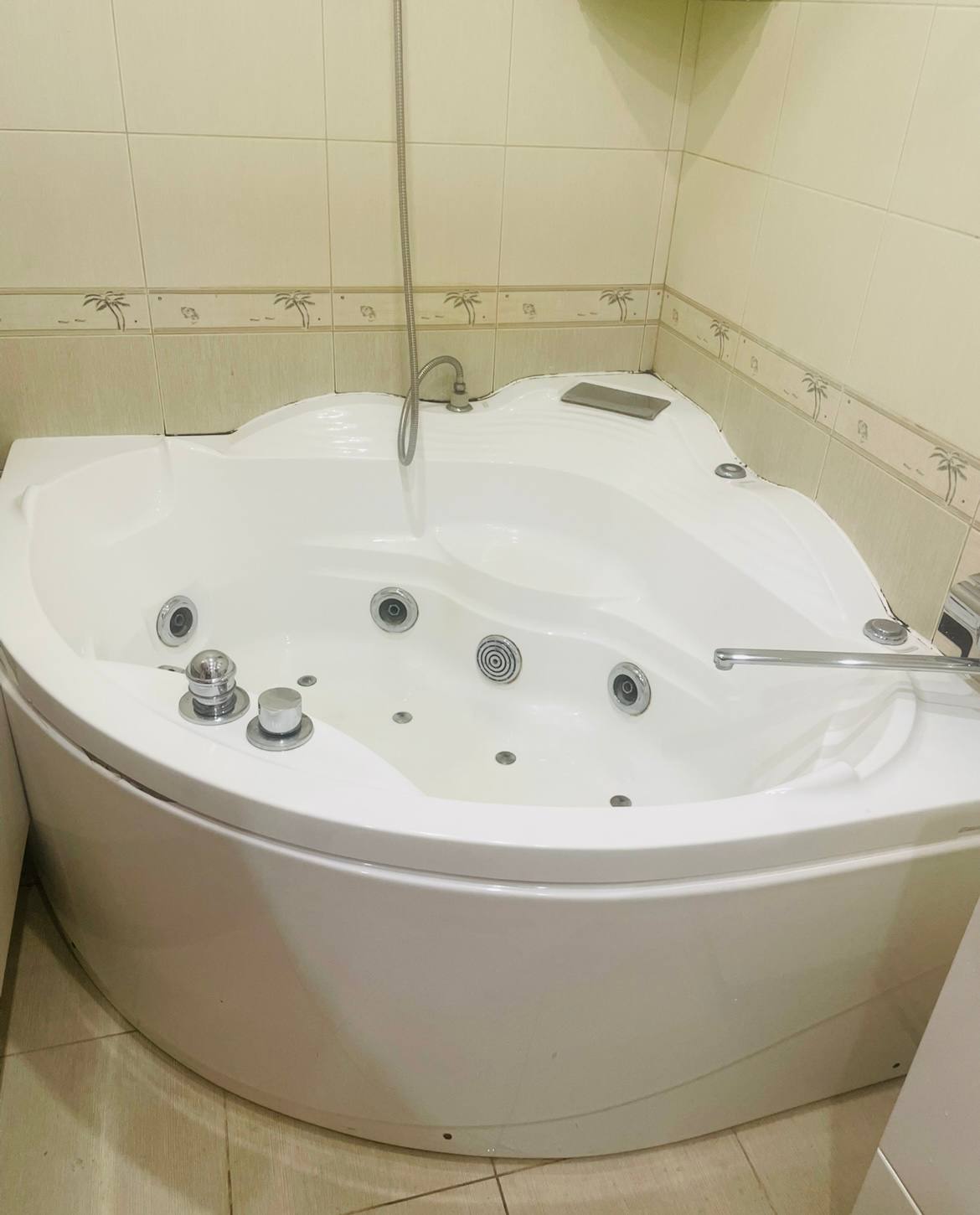 Продам гидромассажную ванну в Донецке